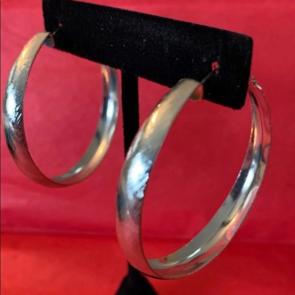 2 pairs Large textured hoop earrings - Picture 8 of 9